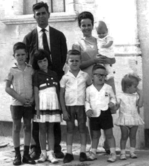 Pr. Caleb, sua esposa, Abigail, e seus filhos Natanel (no colo),
Timóteo, Telma, Tércio, Otoniel e Tânia.