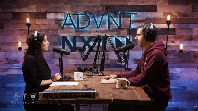 Apresentadora do podcast “Advent Next” é demitida por episódios LGBTQIAP+